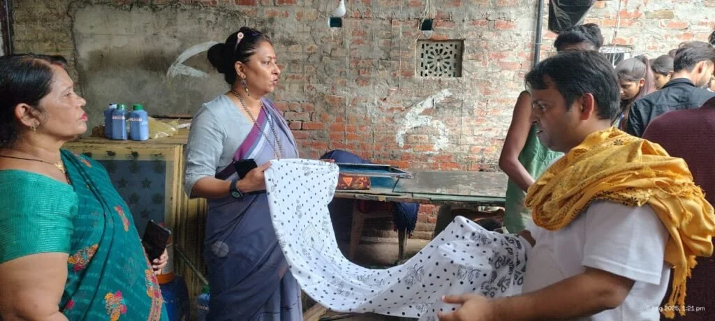 Lucknow-University-Students-Visit-Zaidpur-Handloom-Unit-Ahead-of-National-Handloom-Day-1024×460.jpg.bv