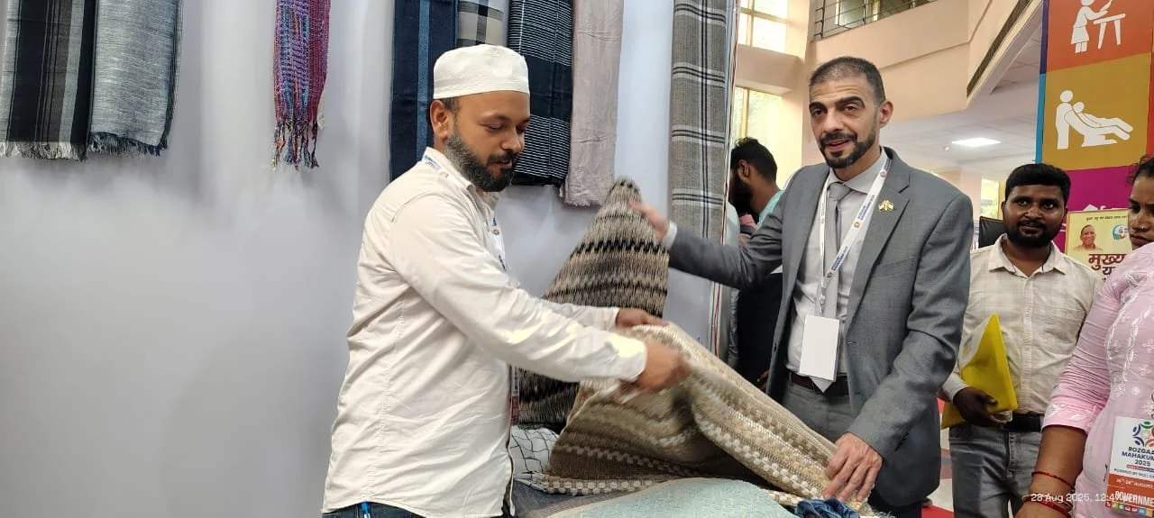 Rozgaar-Mahakumbh-2025-Lucknow-job-fair-showcasing-ANSAR-Handloom-and-global-buyers-like-Abdullah-Husain-1.jpeg.bv