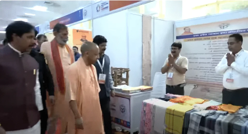 Rozgaar-Mahakumbh-2025-Lucknow-with-Chief-Minister-and-Abdullah-Husain-viewing-ANSAR-Handloom-1024×555