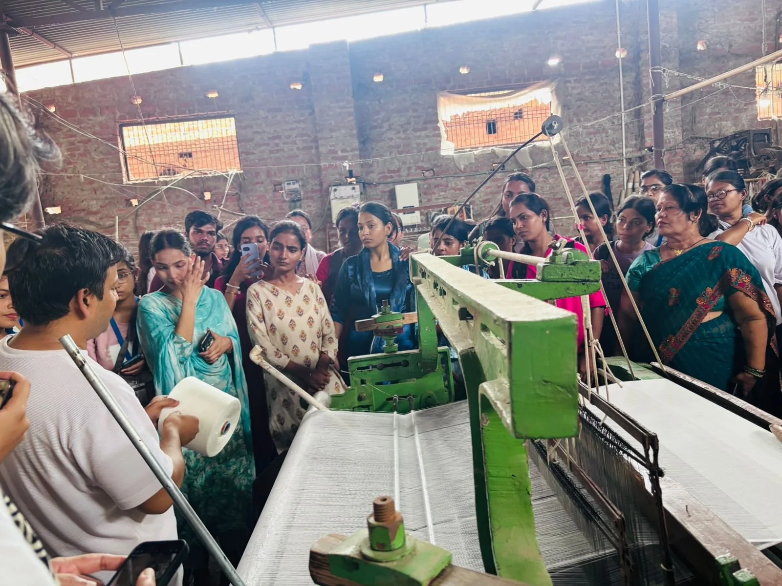 lucknow-university-students-zaidpur-handloom-visit-national-handloom-day.jpg.bv
